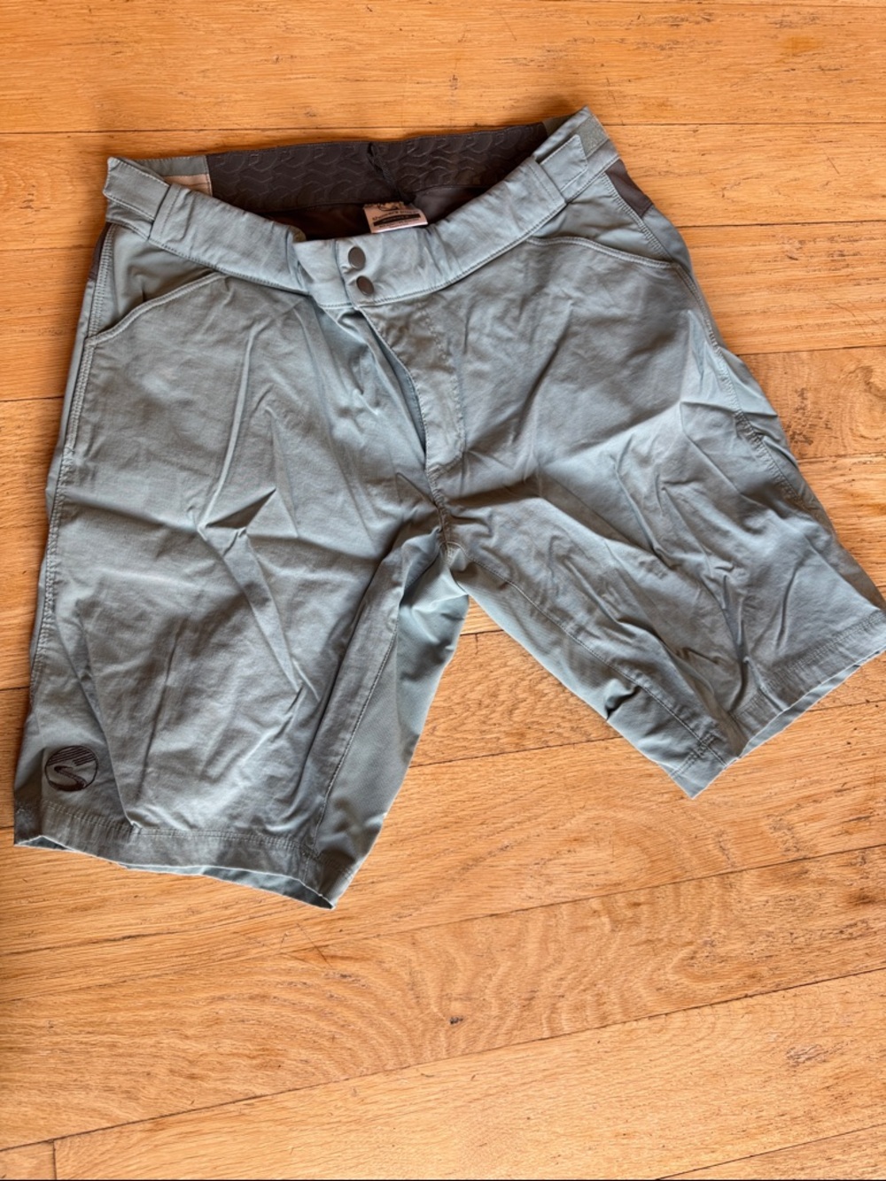 SHOWERS PASS WOMENS MTB SHORT SIZE 6